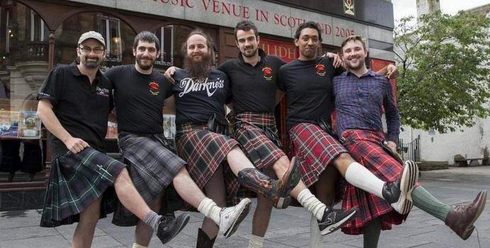 A látogatók zaklatása miatt a skót pincérek megtagadják a kiláták viselését