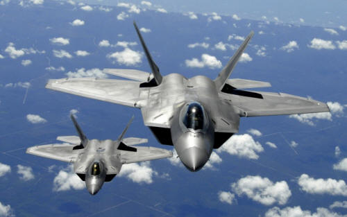 bigpreview_Two F-22 Raptor két légiközlekedési képzés (AET) a Tyndall légierő-bázisból, repülni az ösvényen egy KC-135R Stratotanker mögött