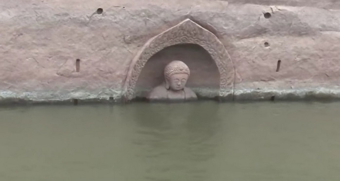 Egy ősi Buddha-szobor hirtelen megjelent a vízből.