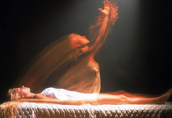 Az elhunyt lelke elrepül a testtől. Video.