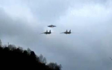 Két katonai repülőgép kíséri az UFO-kat, kiváló minőségű lövöldözés Olaszországból
