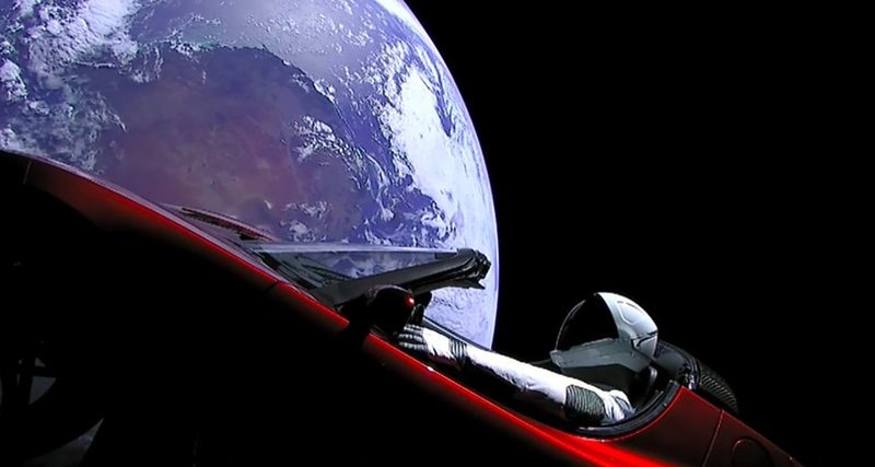 A Tesla elektromos autó megtette az első forradalmát a nap körül