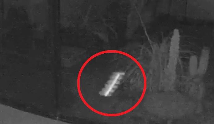 Egy energiatulajdonos behatolt egy házba egy zárt ajtón keresztül.