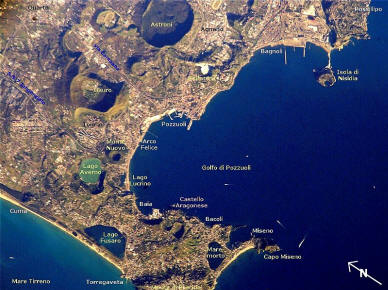 Fájl: Pozzuoli NASA ISS004-E-5376 módosított names.jpg