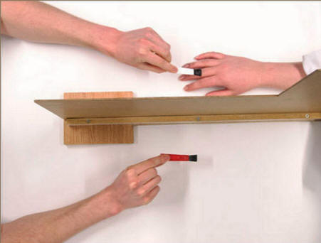 A kutató ecsettel megsimogatta a képernyő valós és láthatatlan kezeit a képernyő különböző oldalain. (A munka szerzői.) >Fotók nyílt forrásból </p>
<p>A kutató valódi és láthatatlan kefét simogat kezét a képernyő másik oldalán.  (A mű szerzőinek fényképe.) </p>
<p>A Journal of Cognitive Neuroscience folyóiratban megjelent cikkben A kutatók azt írják, hogy egy percen belül egy ember volt egy láthatatlan kéz érzése, azaz üres helyet simogatni kezdett érezni az agyban.  (Az érzés sablonja: ahogy megérted, valódi szenzációk valódi kézből viszont A képernyő egyik oldalán.) Egy ideig a kísérlettevő kivett egy kést és tolja be egy üres helyre.  Ugyanakkor megmértük az önkéntest a stressz szintje, amely ebben a provokáló pillanatban élesen megváltozik felugrott.  Vagyis a témának úgy tűnt, hogy a kés fáj neki és neki fájdalmat fog érezni.  A fantom kéz létezését megerősítették és agyi vizsgálat.  Sőt, az önkéntestől távolabb volt ez a “kéz”, annál gyengébb az érzés.  Más szavakkal, a fantom felmerült amikor a képzeletbeli kar hossza megegyezett a hosszával a jelen kezét.  Ugyanilyen mértékben függött a fantom szenzáció is mozgások koordinációja: ha például egy képzeletbeli kéz simogatott, egy olyan irányba, amely nem esett egybe egy valódi kéz simogatásával, a fantom szenzáció elhanyagolható volt.  kapott az eredmények azt sugallják, hogy az agy képeket alkothat a testről vizuális visszaigazolás, csak tapintható érzésekre támaszkodva. Talán további kutatások az agy elképzeléseiről test, elő fogja mozdítani az intelligens protézisek létrehozását az ember saját kezét és lábát képes érzékelni. <iframe class=