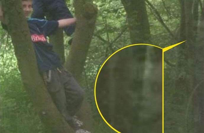 Fiait fényképezve egy angol nő félelmetes szellemet készített