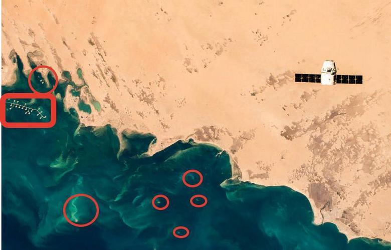 Egy fotó a NASA titokzatos tárgyaival