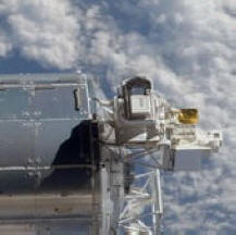 Egy hatalmas, UFO alakú szivar az ISS fölött lebegett