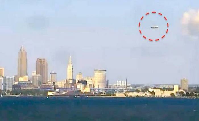 Cleveland lakosainak előtt egy hatalmas UFO-t repültek