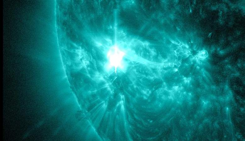 Egy hatalmas napfény fordul a Föld felé