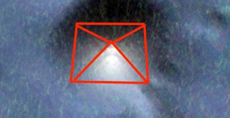 Az óriási piramisot felfedezték a Csendes-óceánon.