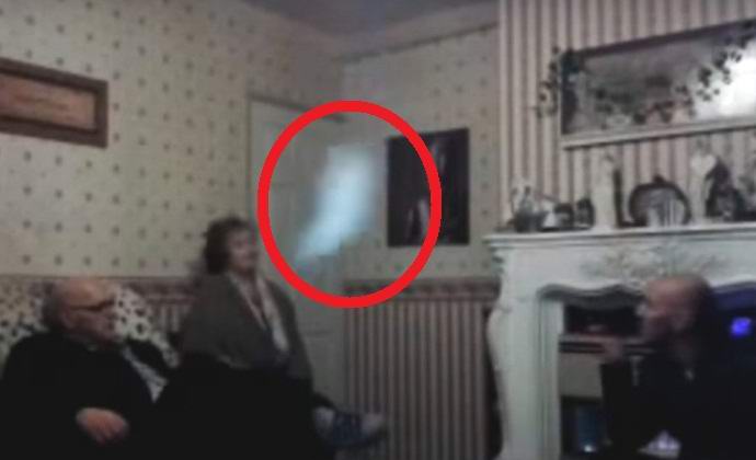 A kék szellem a kamera előtt repült