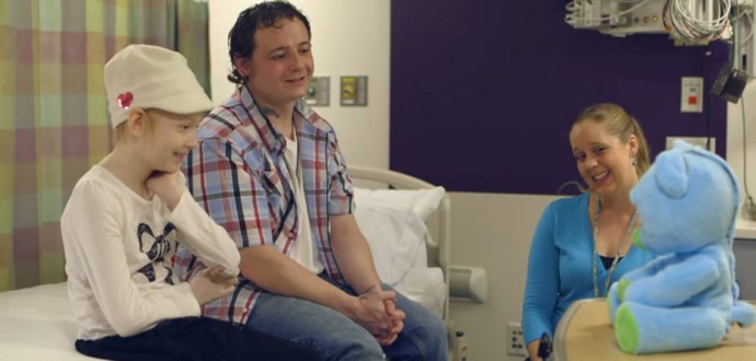 Beszélő játékszer robot segít a kórházba került gyermekeknek