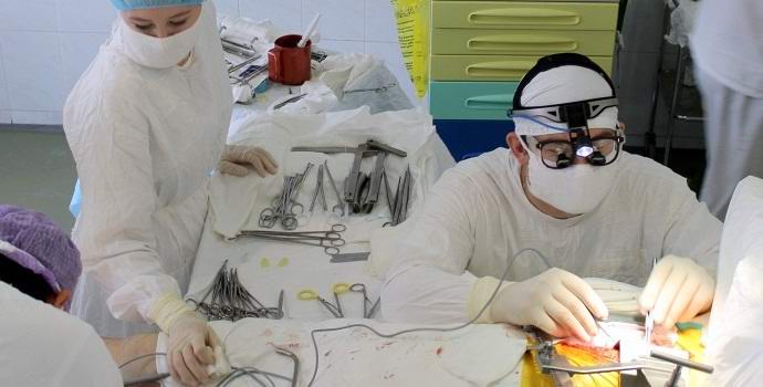 A sérült aortával rendelkező sebész bátran elvégezte a műtétet