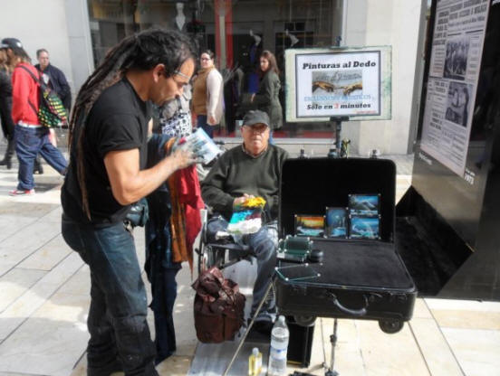 Művész festés ujjakkal