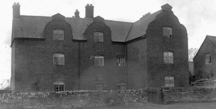 És megjelent egy elszenesedett angol szobalány szelleme ...