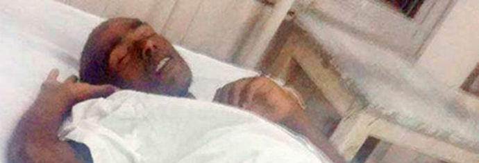 Az indiai rózsa közvetlenül az asztalon, a hullaházban