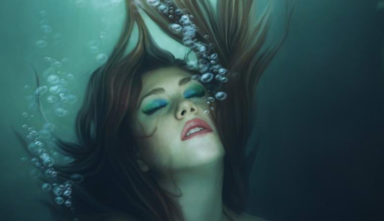 Egy indiai nő két évtizede él egy tóban.