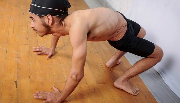 Az indiai tinédzser testének rugalmasságával ütötte az internetet