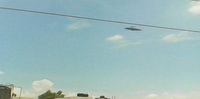 Egy indiai fiúnak szerencséje volt, hogy fényképez egy repülő csészealjat