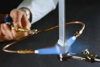 Egy innovatív eszköz tűzvé teszi a vizet. Videó