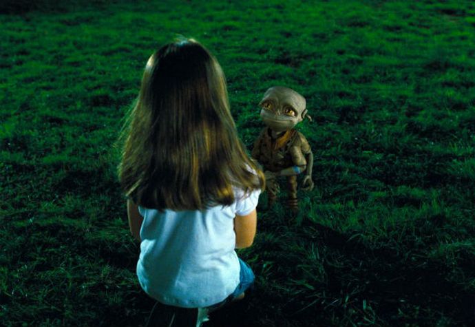 Az idegenek csak a körülöttünk lévő titokzatos világ részét képezik.