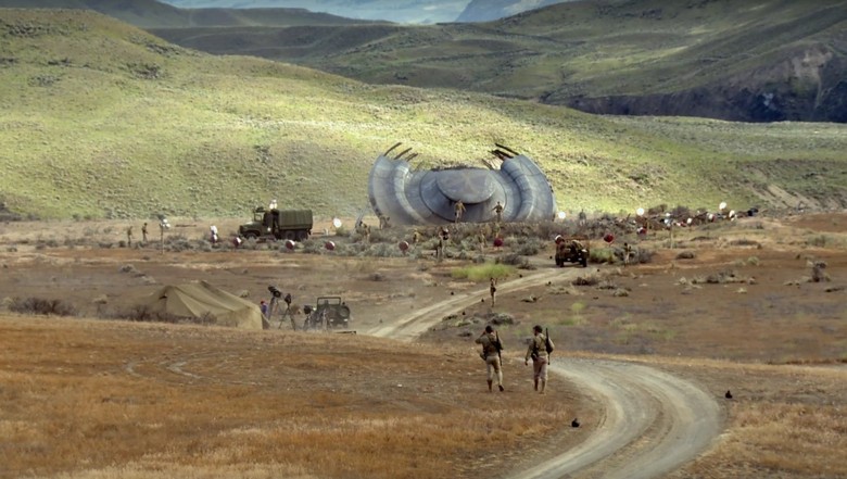 Az idegenek nem okoznak nagy érdeklődést a földművelők körében