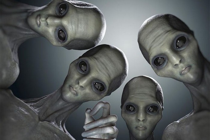 Az idegenek is kíváncsi.