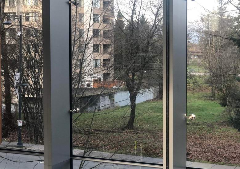 A brit egy ablakból fényképezett egy érdekes optikai illúziót