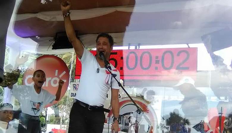 Az előadó száz órán át énekelte a dalokat, de soha nem állított be rekordot