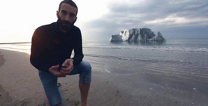 Az olasz egy olvadó jéghegyen fog élni egy évig