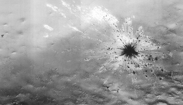 Valami fekete jön ki a Mars felszínéről