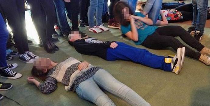 A démonoknak az iskolás gyermekek általi kiűzése egy lengyel pap megrázta a nyilvánosságot