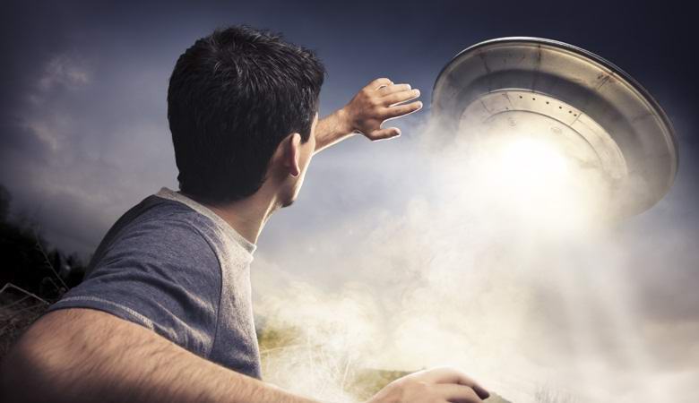 A híres énekes Robbie Williams ismét az UFO-kkal folytatott találkozókról beszél.