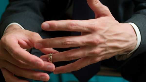 Vedd le a jegygyűrűt 