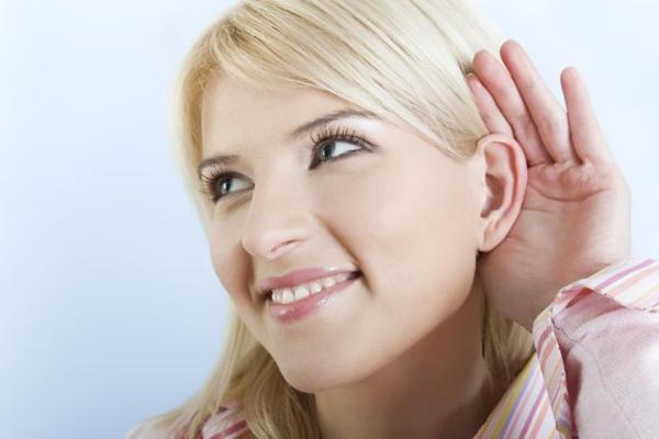 A bal és a jobb fül viszketésével járó jelek egyidejűleg 