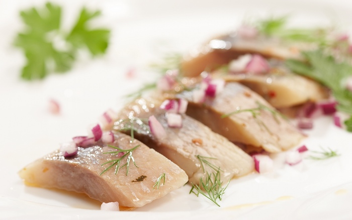 Hogyan lehet gyorsan elválasztani a heringfilét a csonttól