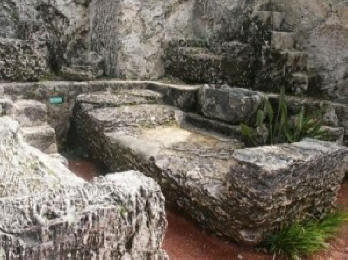 A levegőben lebegő kőtömbök