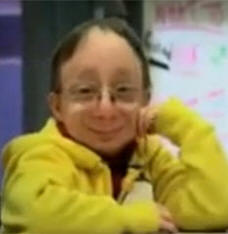 A törpe a belsejében levő bomba úgy döntött, hogy varrni fog