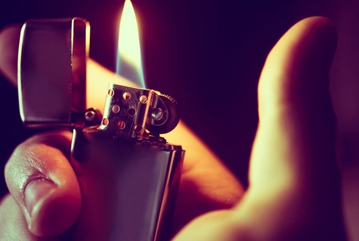 Egy kínai ember, aki evett egy cigarettagyújtót, majdnem felrobbantott