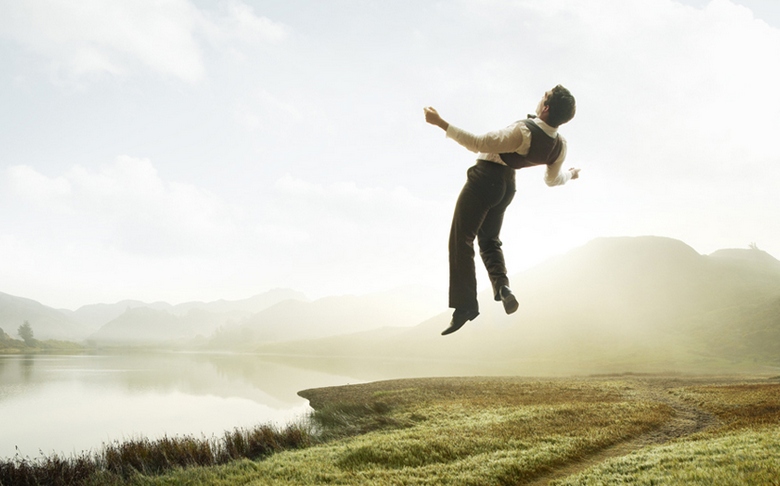 A kínaiak bebizonyították, hogy ön egy öngyújtóval képes lebegni.