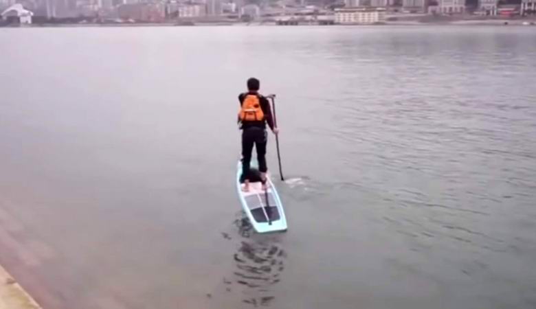 Egy kínai ember nagyon szokatlan módon kerüli a dugókat.