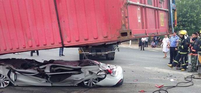 A kínai túléltek, miután autójukat tortába zúzták