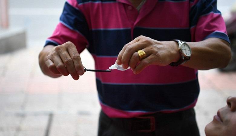 A kínai fodrászat sikeresen borotválja az ügyfelek szemét