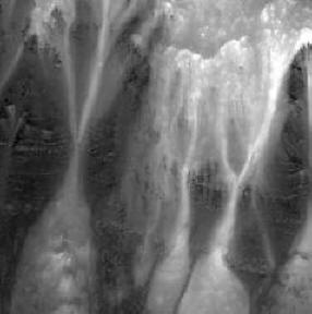 Hűvös lövés: fantasztikus fénykép a holdkráter faláról