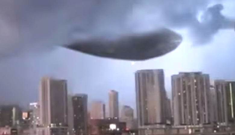 Az USA feletti égbolton a hatalmas UFO világító golyókat küldött le