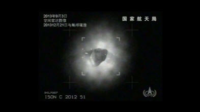 Az ISON üstökös két ismeretlen test kíséretében repül