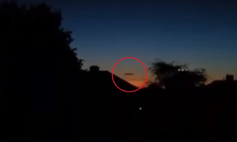 Egy idegen hajó az Egyesült Királyságban felhőként álcázva