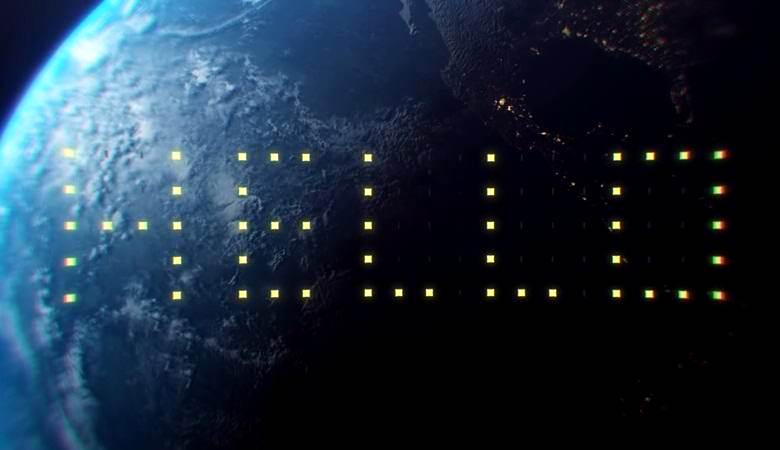 Az űrlaptáblán hirdetések jelennek meg az éjszakai égbolton