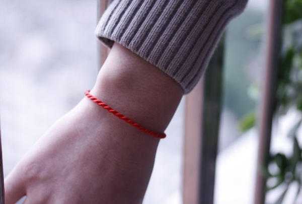 Melyik kézzel helyes piros fonalat viselni 